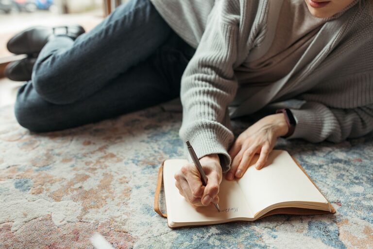 How to Journal for Clarity and Focus: A Beginner’s Guide